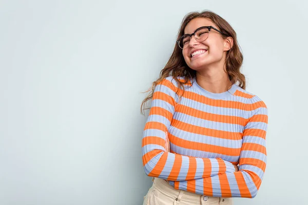 Jonge Kaukasische Vrouw Geïsoleerd Blauwe Achtergrond Glimlachen Zelfverzekerd Met Gekruiste — Stockfoto