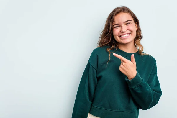 Mujer Caucásica Joven Aislada Sobre Fondo Azul Sonriendo Señalando Lado — Foto de Stock