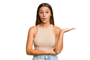 Genç Hintli kadın kesme arkaplanını izole etti. Kopya alanını avuçlarında tutmaktan etkilendi..