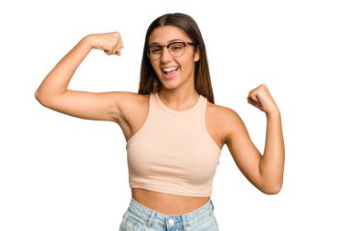 Genç Hintli kadın kesme arkaplanını izole etti. Güçlü hareketlerini kollarıyla gösteriyor. Kadınsı gücün sembolü.