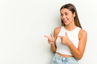 Genç Hintli kadın beyaz arka planda izole edilmiş, başparmak uzakta, gülüyor ve kaygısız..