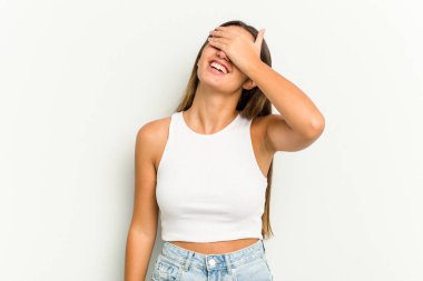 Beyaz arka planda izole edilmiş genç Hintli kadın ellerini başının üstünde tutarak neşeyle gülüyor. Mutluluk kavramı.