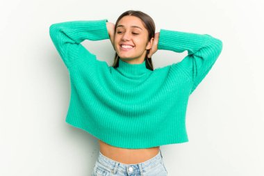 Genç Hintli bir kadın beyaz arka planda izole edilmiş, kendinden emin, elleri başının arkasında..