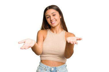 Genç Hintli kadın, hoş bir yüz ifadesi sergileyerek kesme işlemini ayırdı..