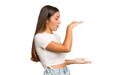 Genç Hintli kadın kesme arkaplanını izole etti. Şaşırdı ve şok oldu. Ellerinin arasında bir kopya alanı tutuyor..