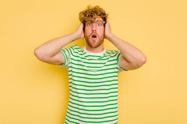 Sarı arka planda izole genç beyaz adam şok oldu, o önemli bir toplantı hatırladı.