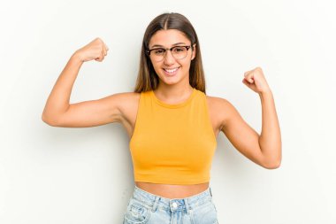 Beyaz arka planda izole edilmiş genç bir Hintli kadın güçlü bir hareket sergiliyor. Kadınsı gücün sembolü.