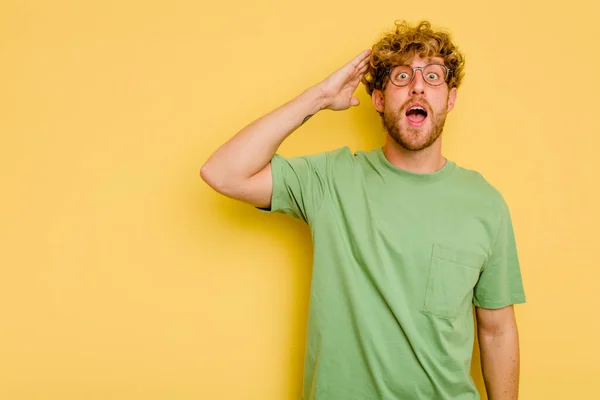 Joven Hombre Caucásico Aislado Sobre Fondo Amarillo Grita Fuerte Mantiene — Foto de Stock