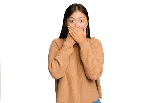 Young Asian Woman Isolated Green Chroma Background Covering Mouth Hands — Stock Photo, Image