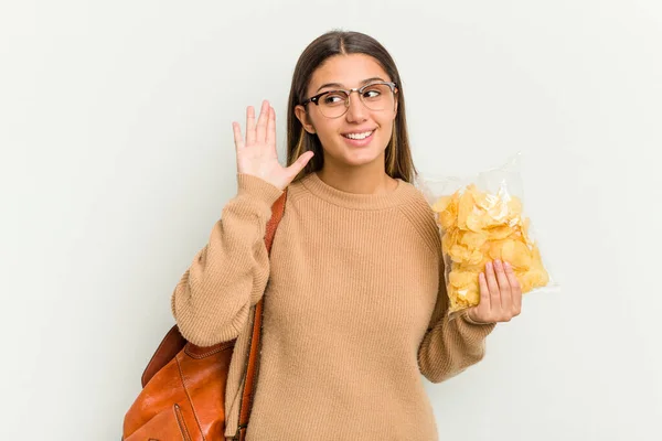 Giovane Studente Donna Indiana Tenuta Crips Isolato Sfondo Bianco Cercando — Foto Stock