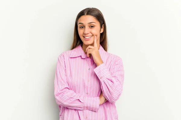 Giovane Donna Indiana Isolata Sfondo Bianco Sorridente Felice Fiducioso Toccando — Foto Stock