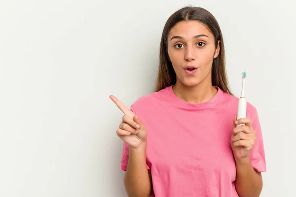Young Indian Woman Brushing Teeth Isolated White Background Pointing Side — Stock Photo, Image