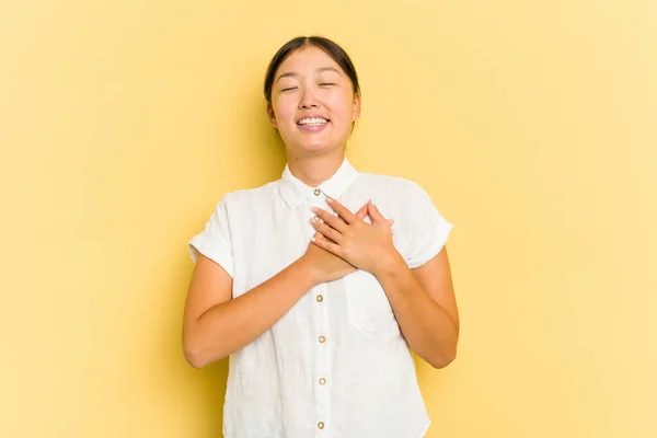 Sarı Arka Planda Izole Edilmiş Genç Asyalı Kadın Gülüyor Ellerini — Stok fotoğraf
