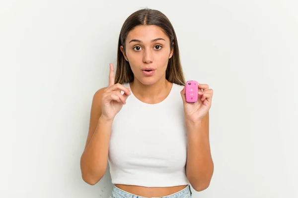 Junge Indische Frau Mit Einem Elektronischen Rosa Autoschlüssel Hat Eine — Stockfoto