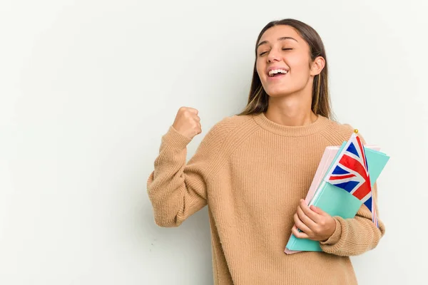 Ung Indisk Kvinna Som Håller Brittisk Flagga Isolerad Vit Bakgrund — Stockfoto