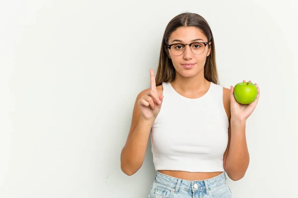 Jeune Indienne Tenant Une Pomme Isolée Sur Fond Blanc Montrant — Photo