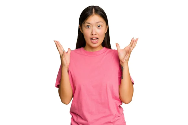 Young Asian Woman Isolated Green Chroma Background Screaming Sky Looking — Stock Photo, Image