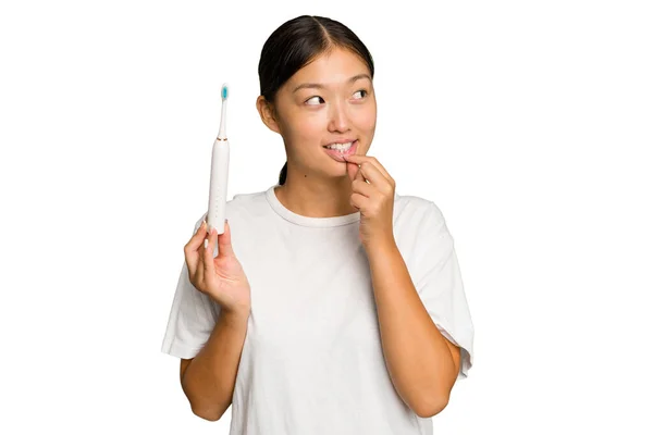 Junge Asiatin Hält Eine Elektrische Zahnbürste Isoliert Auf Grünem Chroma — Stockfoto
