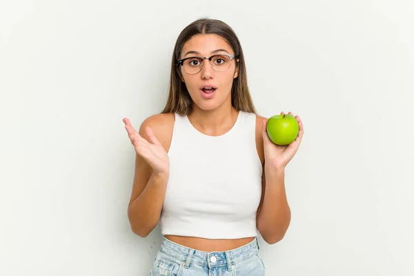 Junge Inderin Mit Einem Apfel Auf Weißem Hintergrund Überrascht Und — Stockfoto