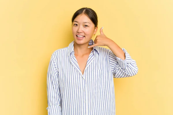 Mladá Asijská Žena Izolované Žlutém Pozadí Ukazující Gesto Mobilního Telefonu — Stock fotografie