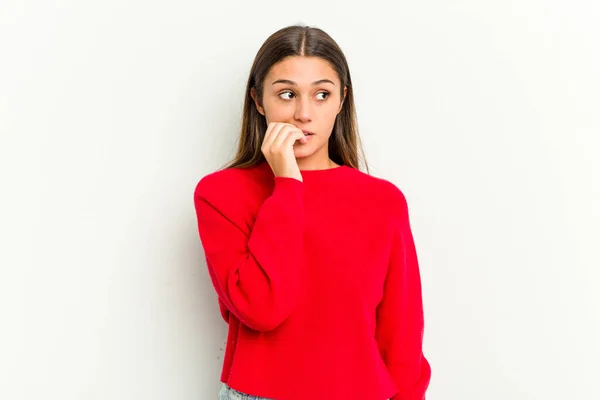 Jonge Indiase Vrouw Geïsoleerd Witte Achtergrond Bijten Nagels Nerveus Zeer — Stockfoto