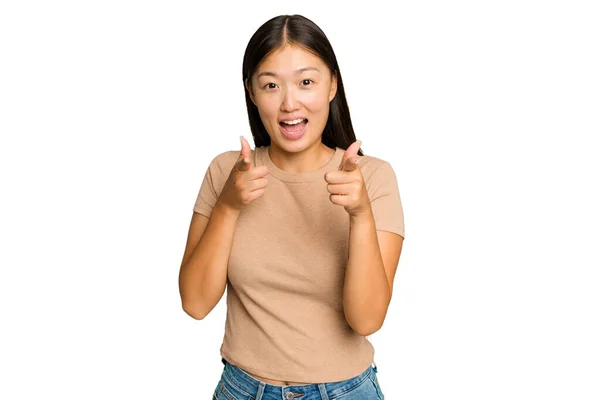 年轻的亚洲女人被绿色的背景隔离 手指指向前方 — 图库照片