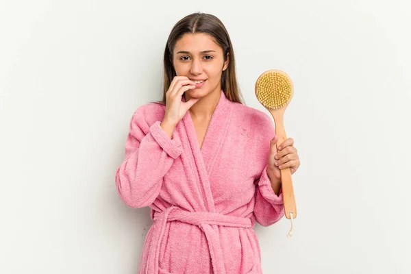 Elinde Duş Fırçası Tutan Genç Hintli Kadın Beyaz Arka Planda — Stok fotoğraf