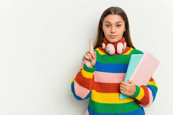 Ung Student Indisk Kvinna Isolerad Vit Bakgrund Visar Nummer Ett — Stockfoto