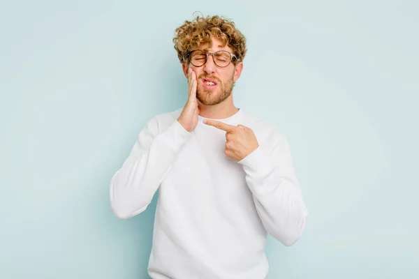 Young Caucasian Man Isolated Blue Background Having Strong Teeth Pain — Stock Photo, Image