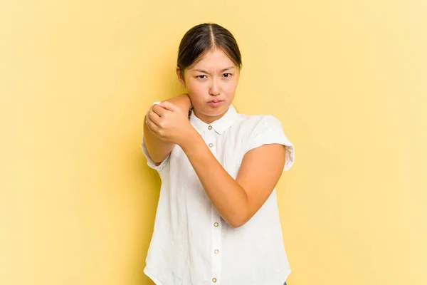 Sarı Arka Planda Izole Edilmiş Genç Bir Asyalı Kadın Stresten — Stok fotoğraf