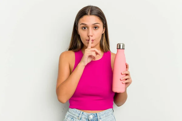 Junge Indische Frau Hält Ein Rosa Thermo Isoliert Auf Weißem — Stockfoto