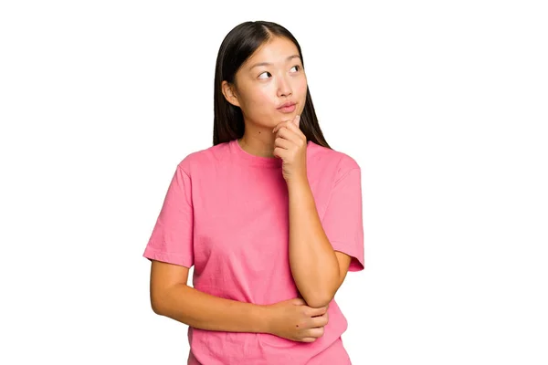 Jonge Aziatische Vrouw Geïsoleerd Groene Chroma Achtergrond Kijken Zijwaarts Met — Stockfoto