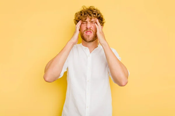 Young Caucasian Man Isolated Yellow Background Touching Temples Having Headache — Stock Photo, Image