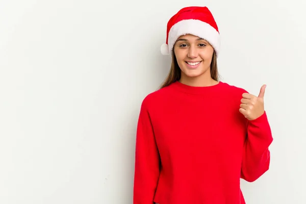Jovem Indiana Celebrando Natal Isolado Fundo Branco Sorrindo Levantando Polegar — Fotografia de Stock