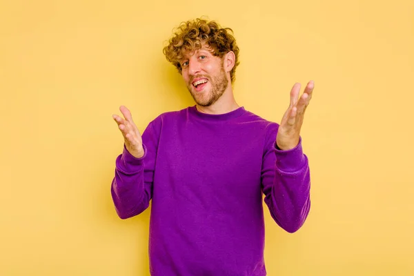 Ung Kaukasier Man Isolerad Gul Bakgrund Känns Säker Att Kram — Stockfoto