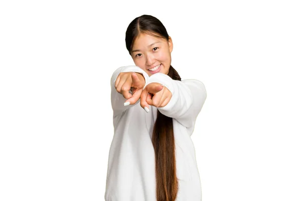 Ung Asiatisk Kvinna Isolerad Grön Krom Bakgrund Pekar Framsidan Med — Stockfoto