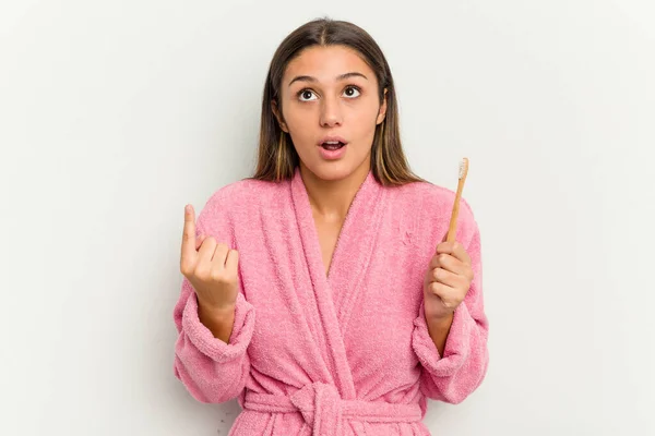 Ung Indisk Kvinna Borsta Tänderna Isolerade Vit Bakgrund Pekar Upp — Stockfoto