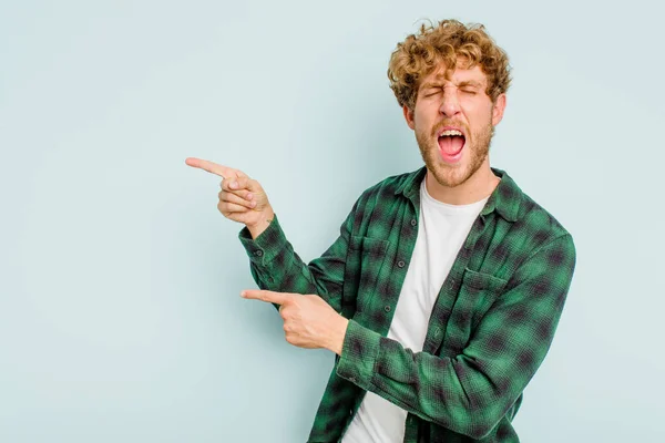 Ung Kaukasisk Man Isolerad Blå Bakgrund Upphetsad Pekar Med Pekfingrar — Stockfoto