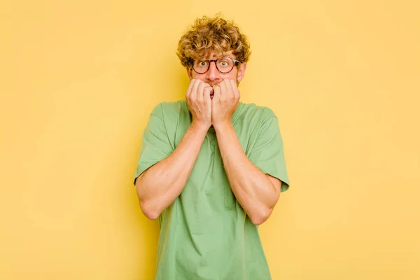 Jonge Blanke Man Geïsoleerd Gele Achtergrond Bijtende Nagels Nerveus Zeer — Stockfoto