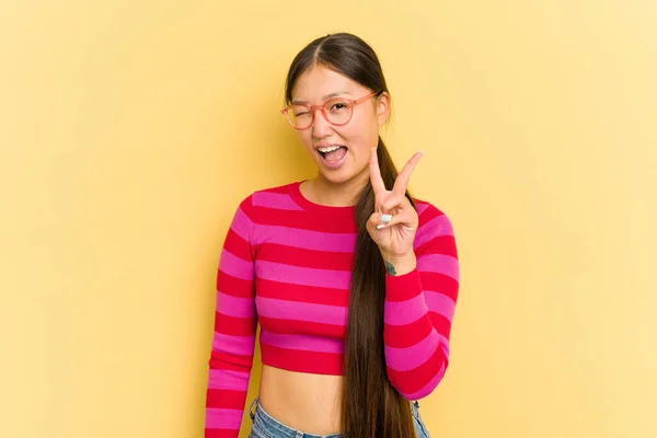 在黄色背景下被隔离的年轻亚洲女人 手指伸出二号 — 图库照片