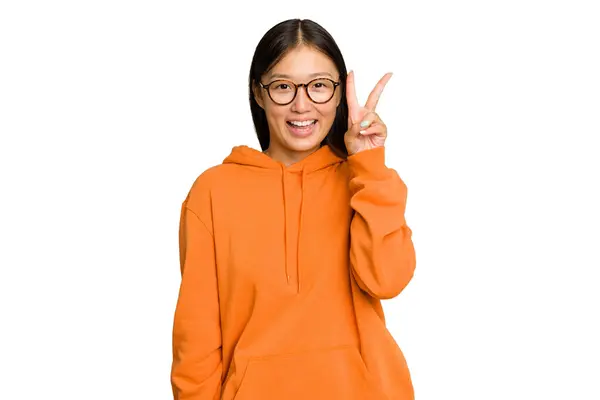 Jong Aziatisch Vrouw Geïsoleerd Groen Chroma Achtergrond Tonen Nummer Twee — Stockfoto