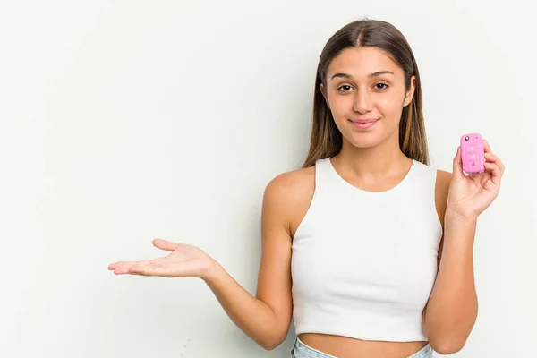 Junge Indische Frau Mit Einem Elektronischen Rosa Autoschlüssel Der Einen — Stockfoto