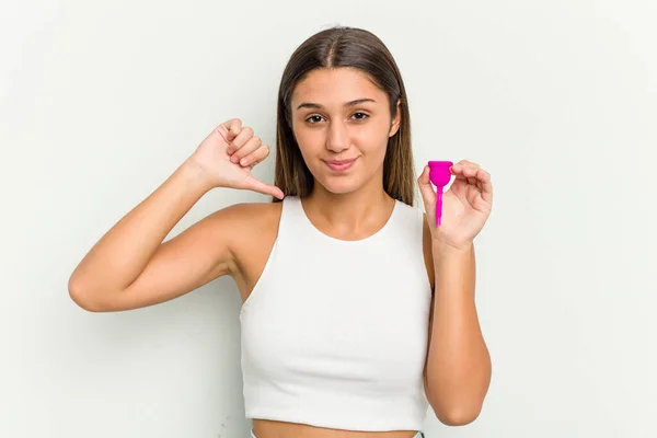 Jovem Segurando Copo Menstrual Isolado Fundo Branco Sente Orgulhoso Auto — Fotografia de Stock