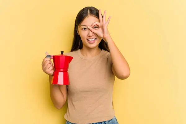 Joven Mujer Asiática Sosteniendo Cafetera Aislada Sobre Fondo Amarillo Excitado — Foto de Stock