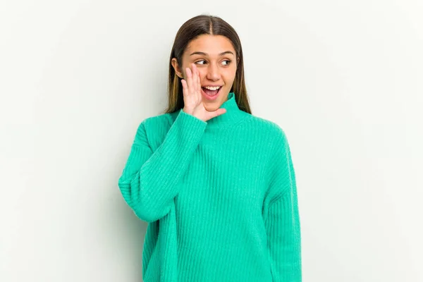 Giovane Donna Indiana Isolata Sfondo Bianco Gridando Eccitato Fronte — Foto Stock