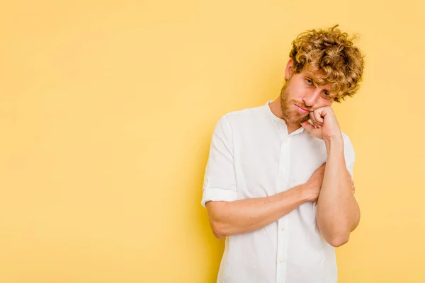 Jovem Caucasiano Isolado Fundo Amarelo Que Sente Triste Pensativo Olhando — Fotografia de Stock