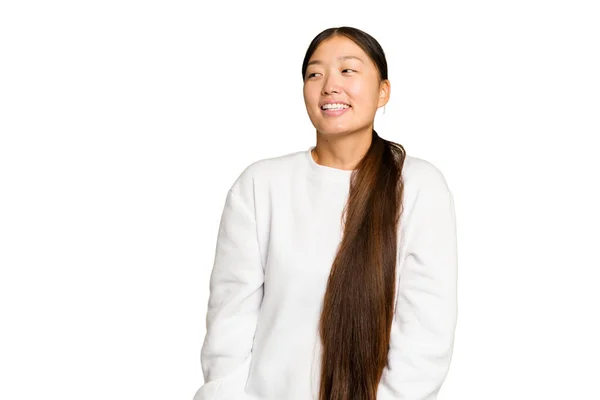 Jonge Aziatische Vrouw Geïsoleerd Groene Chroma Achtergrond Ontspannen Gelukkig Lachen — Stockfoto