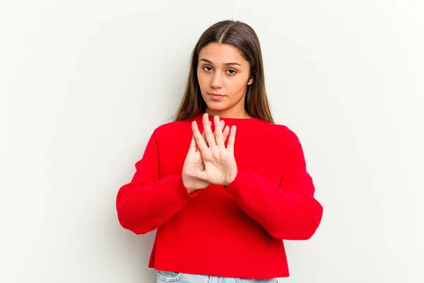 Jonge Indiaanse Vrouw Geïsoleerd Witte Achtergrond Staan Met Uitgestrekte Hand — Stockfoto