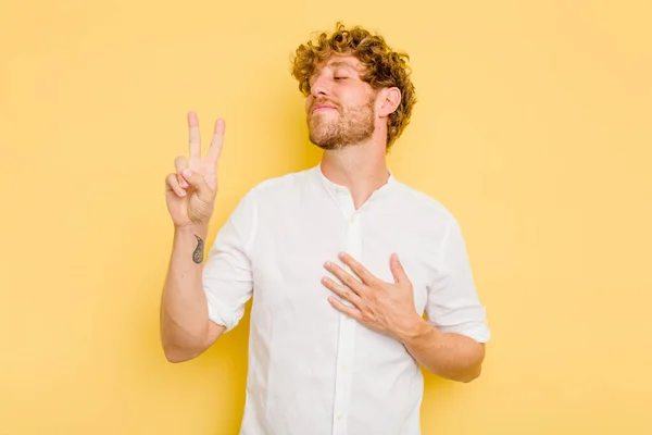 Ung Kaukasisk Man Isolerad Gul Bakgrund Sätta Handen Bröstet — Stockfoto