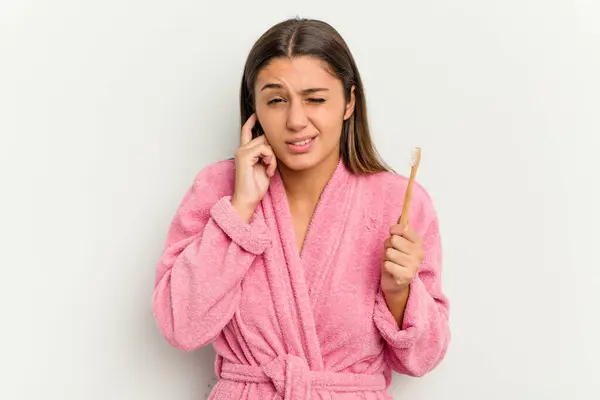 Ung Indisk Kvinna Borsta Tänderna Isolerade Vit Bakgrund Täcker Öron — Stockfoto